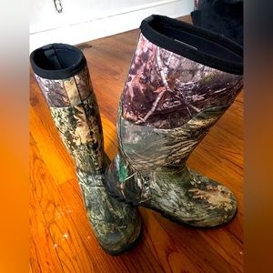Size 12 mens mossy oak water 💦 proof insulated hunting and fishing boots